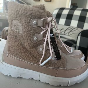 NWT YOUTH Sorel Explorer Cozy Boot. Youth size 4